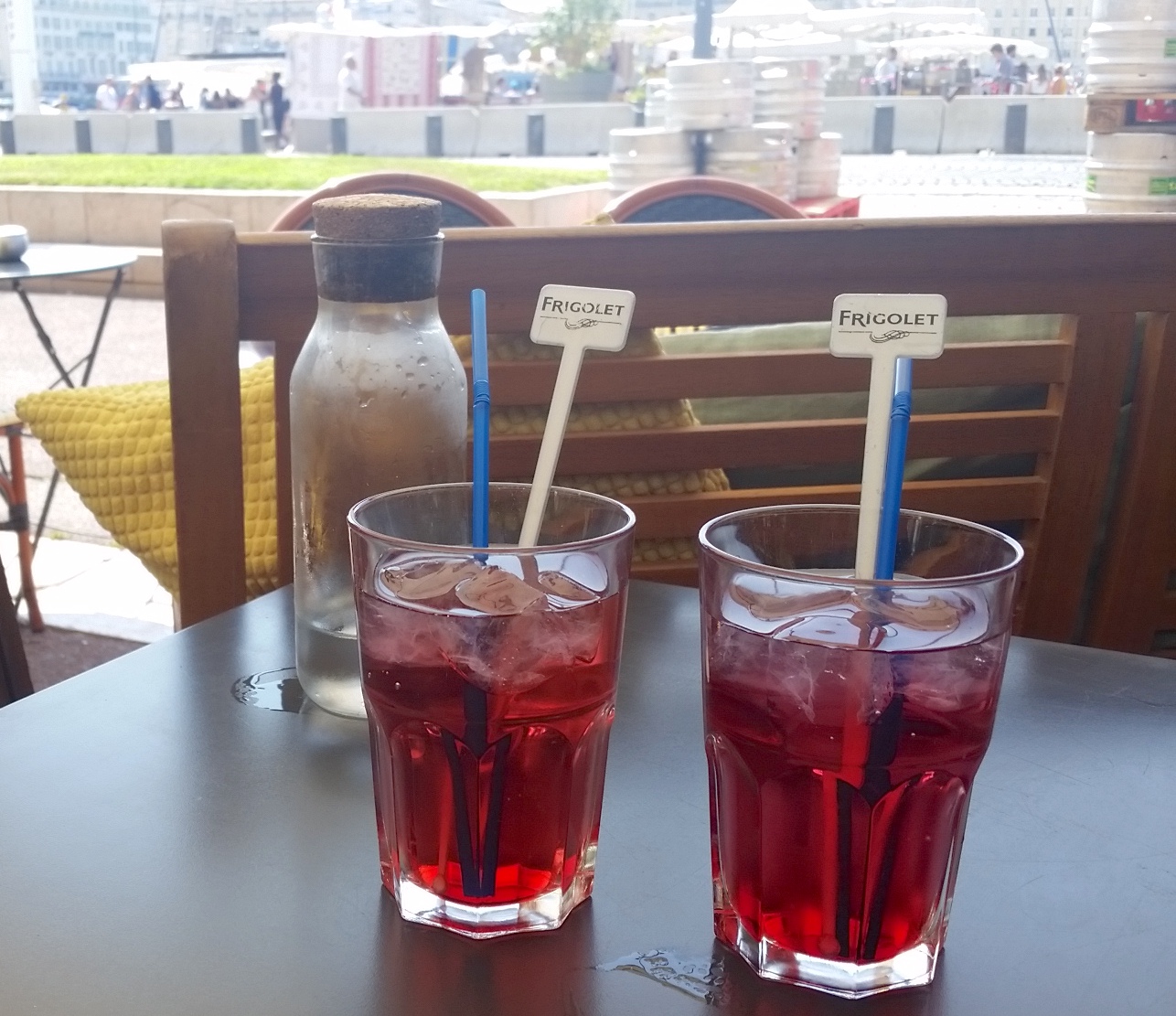 Sirop à l'eau (with sparkling water and Cassis or Grenade) in Marseille