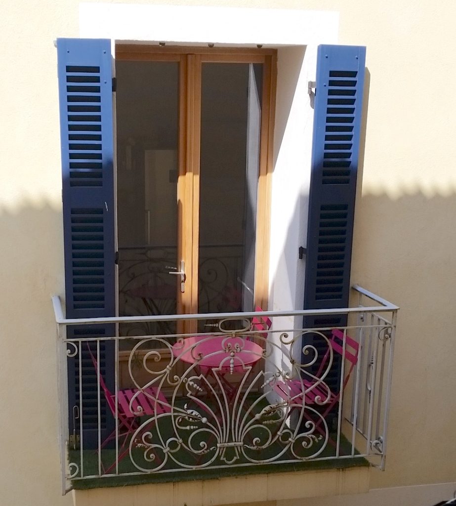 Blue window shutters, Cassis